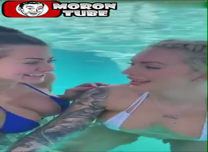 Video :He gets sucked off by two girlfriends at the pool